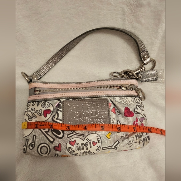 Coach Poppy limited Edition Poppy hearts Graffiti style wristlet. EUC 2009 - Picture 7 of 8